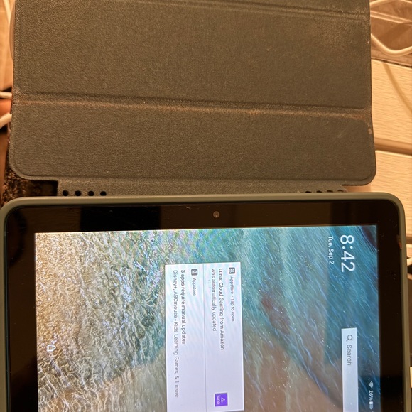 Green Amazon Fire HD 8 Tablet with Case - Picture 1 of 2